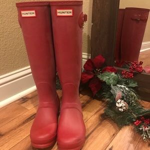 Hunter boots in Matte red
